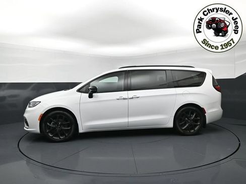 Used 2024 Chrysler Pacifica Touring-L w/ S Appearance Package FWD image 3