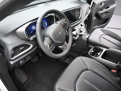 Used 2025 Chrysler Pacifica Select w/ Uconnect Theater Family Group image 9