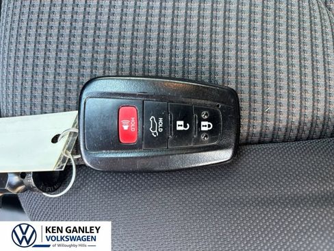 Used 2020 Toyota Highlander LE AWD/4WD image 28