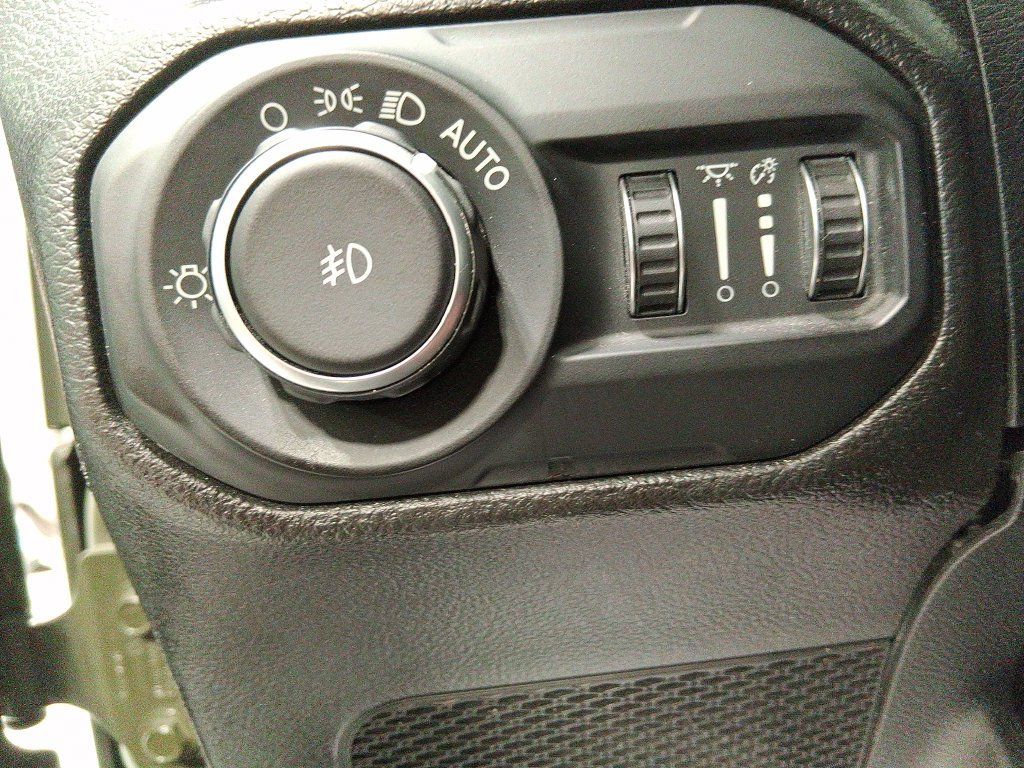 Used 2022 Jeep Wrangler Unlimited Sahara w/ Cold Weather Group AWD/4WD image 16