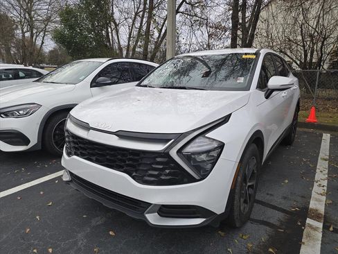 Used 2023 Kia Sportage EX image 3