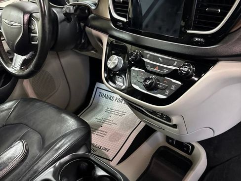 Used 2019 Chrysler Pacifica Touring-L FWD image 27