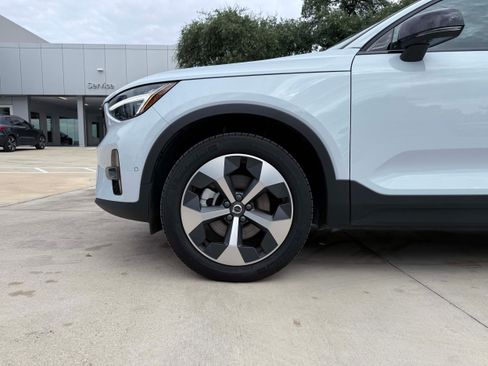 Certified 2026 Volvo XC40 B5 Plus AWD/4WD image 9