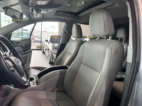 Used 2016 Toyota Highlander Limited image 10