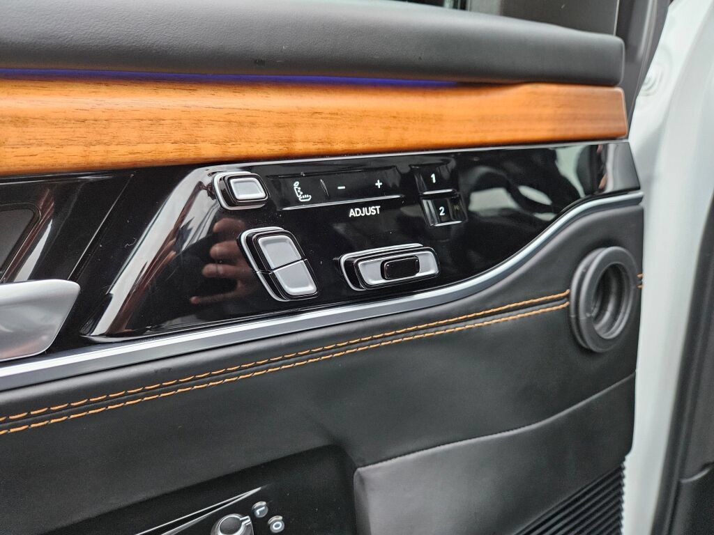 Used 2024 Jeep Grand Wagoneer L Series III AWD/4WD image 20