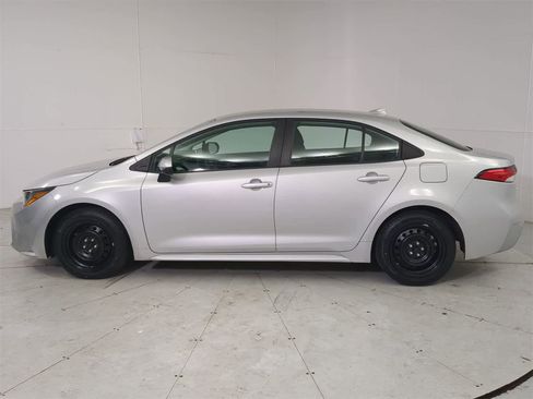 Used 2020 Toyota Corolla LE image 3