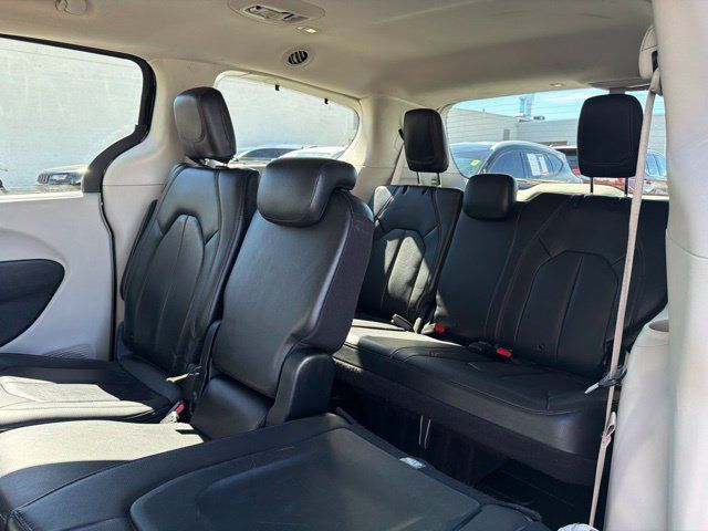 Used 2020 Chrysler Pacifica Touring-L FWD image 18