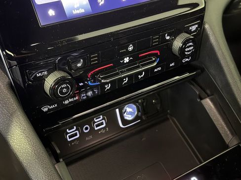 New 2025 Jeep Grand Cherokee L Laredo image 24