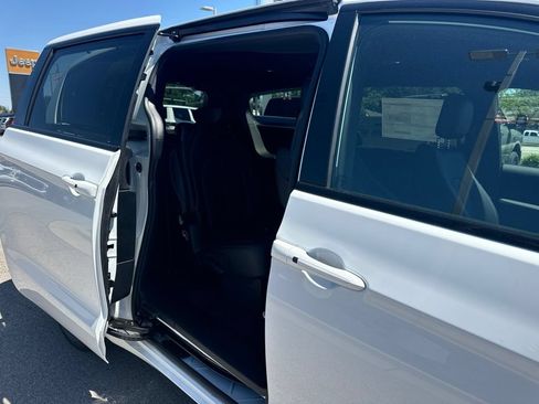 New 2026 Chrysler Pacifica Select FWD image 11