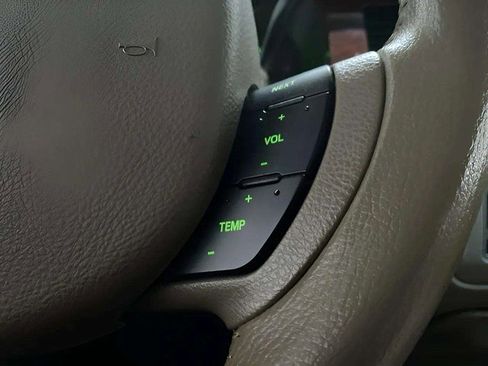 Used 2005 Lincoln Town Car Signature image 34