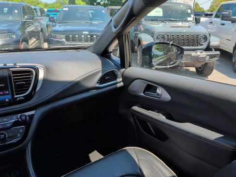 Used 2025 Chrysler Pacifica Limited FWD image 32