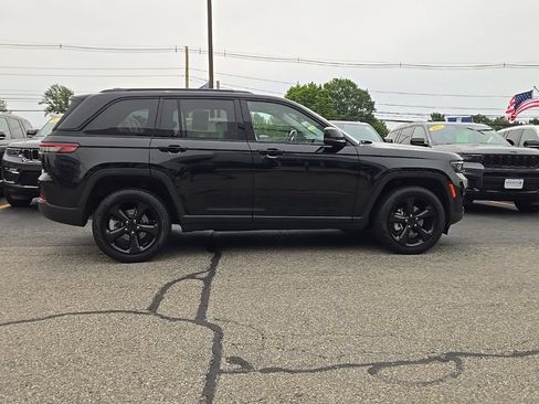 Certified 2023 Jeep Grand Cherokee Limited w/ Black Appearance Package AWD/4WD image 6