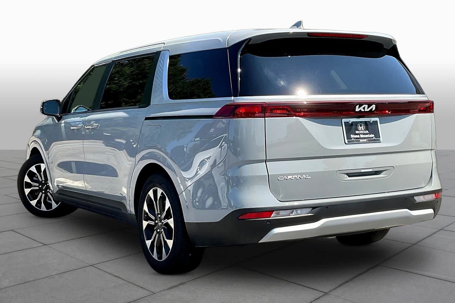 Used 2024 Kia Carnival EX FWD image 12