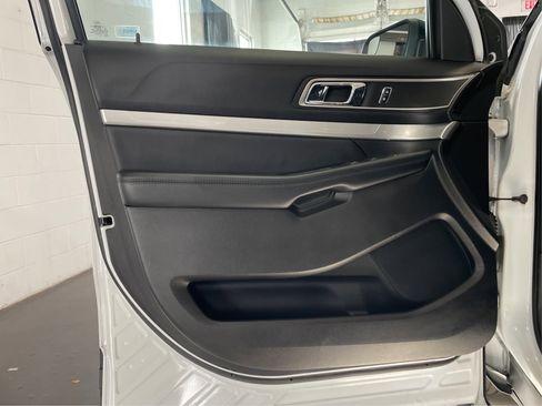 Used 2017 Ford Explorer XLT image 23