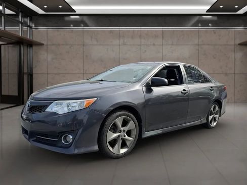 Used 2012 Toyota Camry SE w/ Leather Pkg image 2