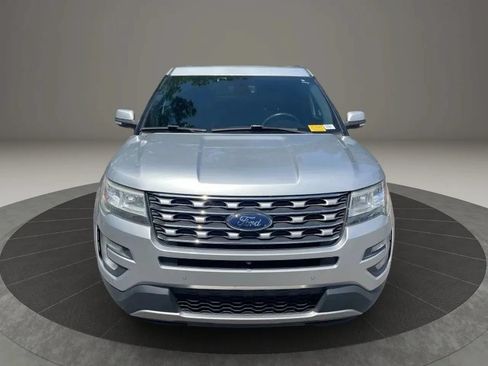 Used 2017 Ford Explorer Limited w/ Equipment Group 301A FWD image 11