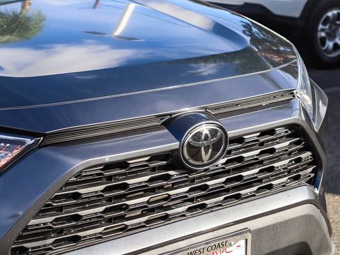 Used 2021 Toyota RAV4 XLE Premium image 6