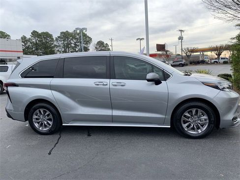 Used 2024 Toyota Sienna LE image 9