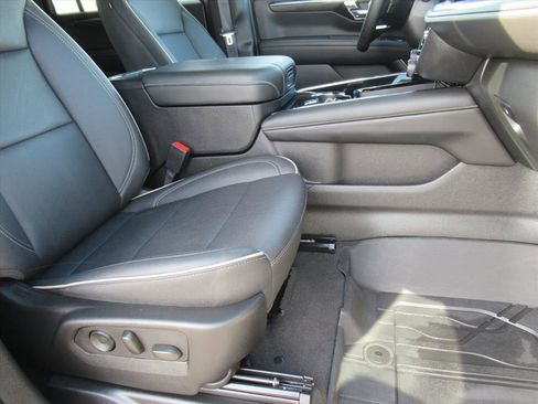 Used 2025 Chevrolet Suburban Premier image 10