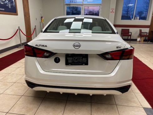 Used 2024 Nissan Altima 2.5 SV image 2
