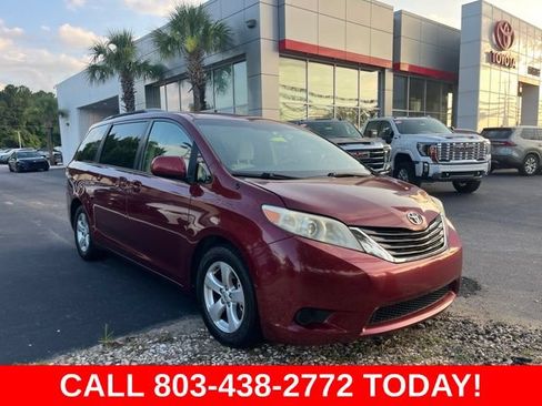Used 2014 Toyota Sienna LE FWD image 1
