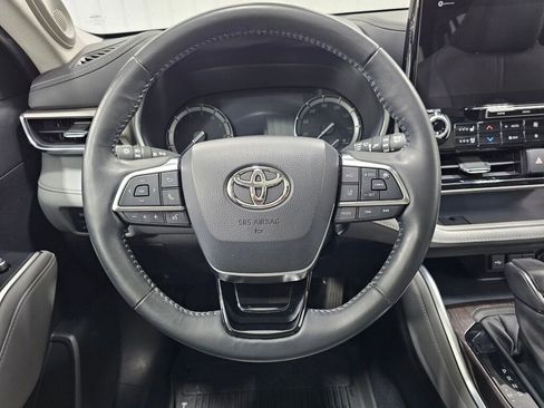 Used 2021 Toyota Highlander Limited image 16