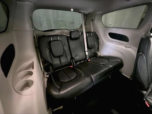 Used 2023 Chrysler Pacifica Touring-L FWD image 27