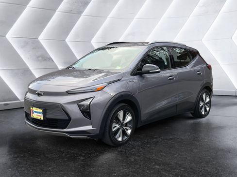 Used 2023 Chevrolet Bolt EUV LT w/ Convenience Package image 2