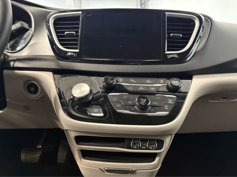 Used 2023 Chrysler Pacifica Touring-L FWD image 21
