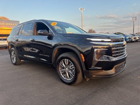 Used 2026 Chevrolet Traverse LT FWD image 9
