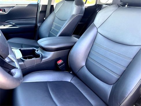 Used 2022 Toyota RAV4 XLE Premium image 12