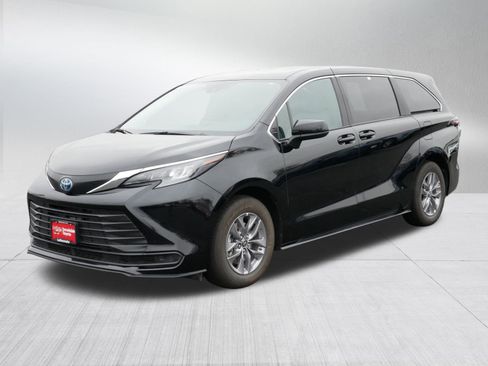 Used 2025 Toyota Sienna LE image 3
