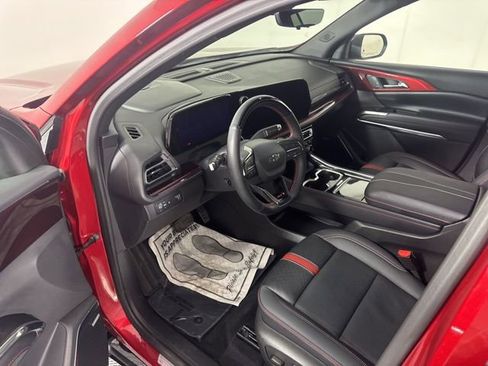 Used 2025 Chevrolet Traverse RS image 29