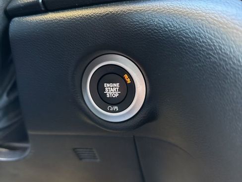 Used 2025 Chrysler Pacifica Select image 15