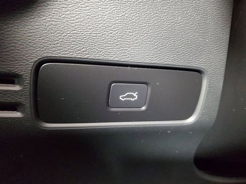 Certified 2025 Volvo XC40 B5 Plus image 38