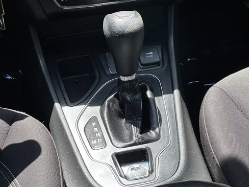 Used 2019 Jeep Cherokee Latitude w/ Popular Appearance Group FWD image 17