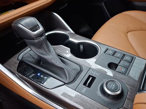 Used 2023 Toyota Highlander Platinum image 16