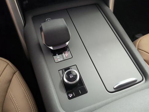 Certified 2025 Land Rover Discovery Dynamic SE image 17