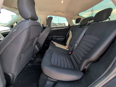 Used 2019 Ford Fusion SE FWD image 4