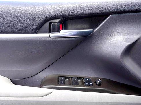Used 2022 Toyota Camry SE FWD image 11