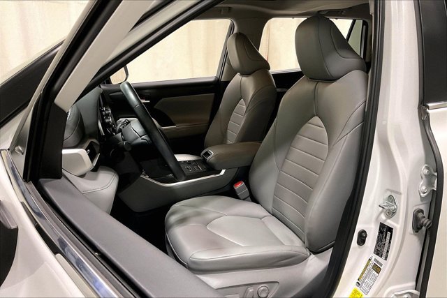 Used 2023 Toyota Highlander XLE AWD/4WD image 25