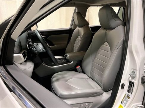Used 2023 Toyota Highlander XLE AWD/4WD image 25