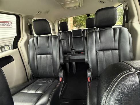 Used 2014 Chrysler Town & Country Touring image 13