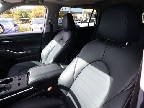 Used 2024 Toyota Highlander XLE image 15