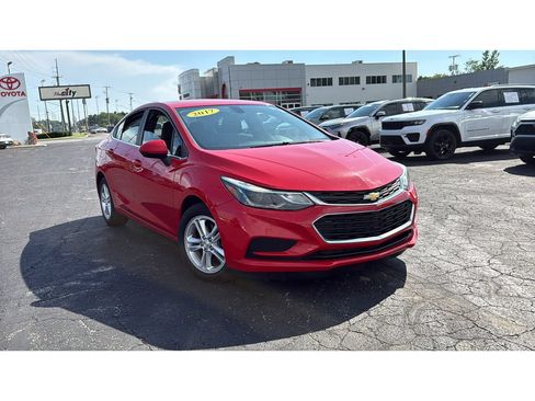 Used 2017 Chevrolet Cruze LT FWD image 1