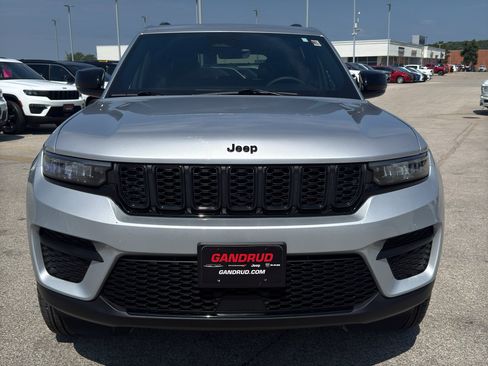 Used 2025 Jeep Grand Cherokee Altitude AWD/4WD image 3