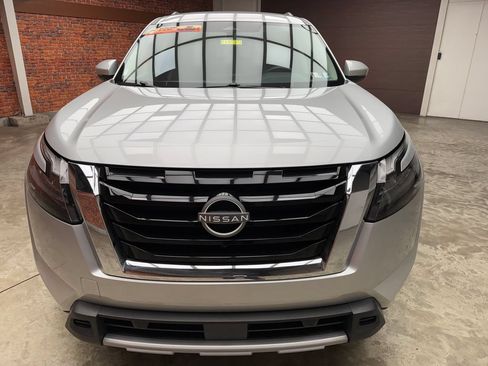 Used 2025 Nissan Pathfinder SL AWD/4WD image 8