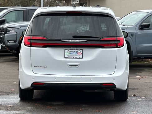 Used 2024 Chrysler Pacifica Touring-L image 7
