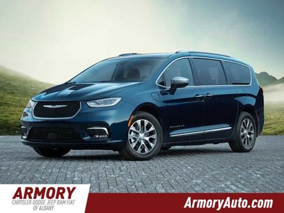 Used 2023 Chrysler Pacifica Touring-L w/ Uconnect Theater Family Group
