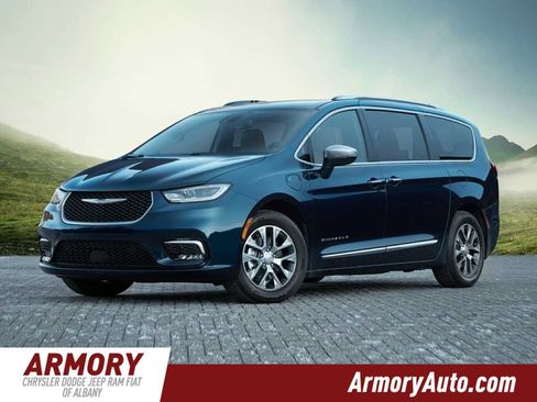 Used 2023 Chrysler Pacifica Touring-L w/ Uconnect Theater Family Group image 1